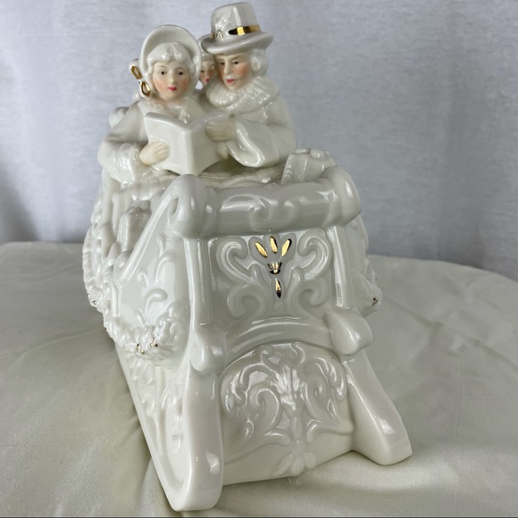 Vintage music box sculpted in a sleigh with caroling family - Picture 12 of 16